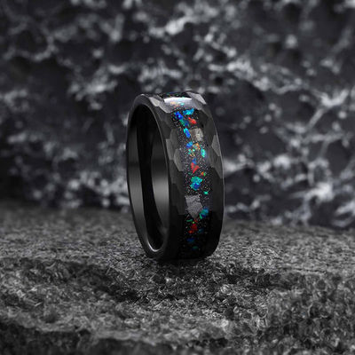 8 mm opaal en meteoriet ring trouwring gehamerd rand wolfraam